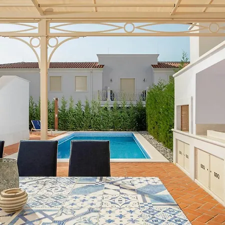Villa Vabriga Sleeps 8 With Pool Air Con And Wifi